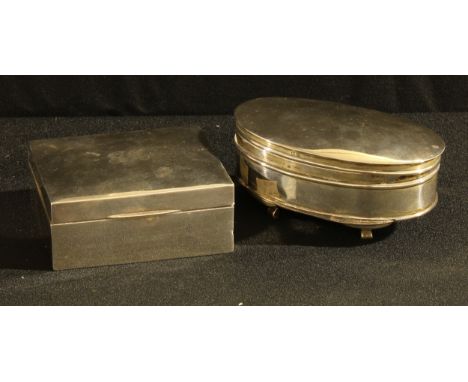 A George V silver oval trinket box and cover, four cabriole legs, blue velvet interior, 12.5cm wide, Birmingham 1938, 256g; a