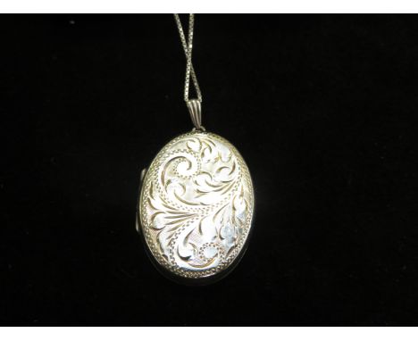 925 Silver chain &amp; locket pendant