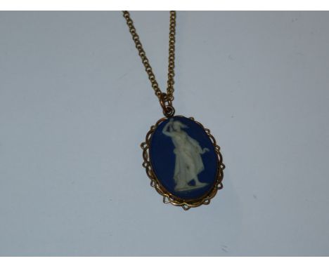 9ct gold chain &amp; 9ct gold pendant set with Wedgwood cameo Total weight including pendant 8.7g