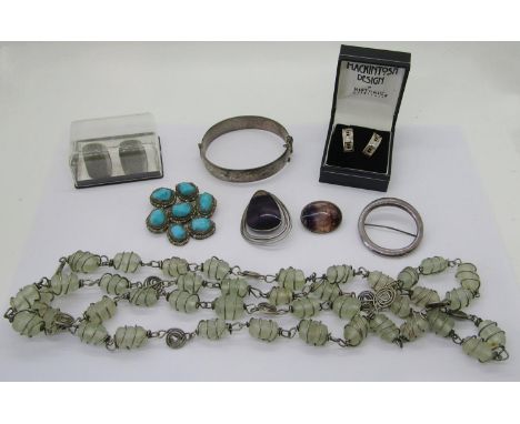 Collection of silver jewellery to include two Blue John brooches, a 1970s hinged bangle with engraved scrolled decoration, nu