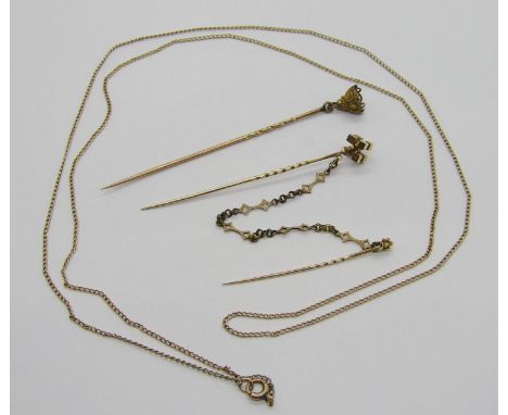 Group of antique jewellery comprising a 9ct fine link chain necklace, an unusual yellow metal double stick pin of cube design