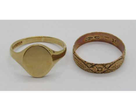 Gents 9ct signet ring, size W and a decorative antique 9ct wedding ring, size T/U, 5.2g total (2)
