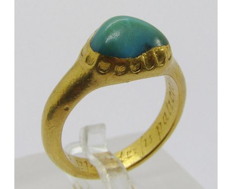 Important 17th century yellow metal posie ring set with turquoise, inscription possibly relating to Deuteronomy 32:11 - (Like