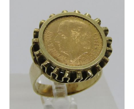 Dos Y Medio Pesos gold coin dated 1945, set in a 14ct ring, size N, 7.6g