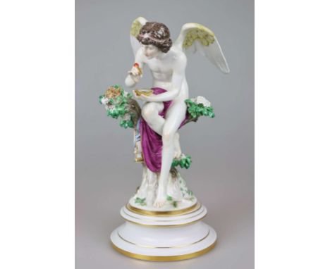 Meissen Figur "Amor, die Nachtigallen fütternd", Entwurf Rudolf Hölbe 1882-85. Porzellan, farbig bemalt und gold staffiert. R