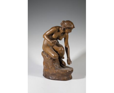 Sitzender, sich bückender Frauenakt auf Felssockel E. Tell (Entwurf), Friedrich Goldscheider, Wien, um 1905 Terrakotta, in Br