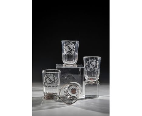 Vier Wappenbecher mit Münzen Belgien oder Lothringen, nach 1864 Farbloses, teils geschältes Glas mit abgesetztem Stand und au