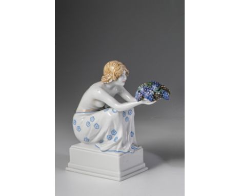 Traubenträgerin Rudolf Marcuse (Entwurf), Rosenthal, 1917 Porzellan, farbige Unterglasurbemalung. Unterglasurgrüner Manufaktu