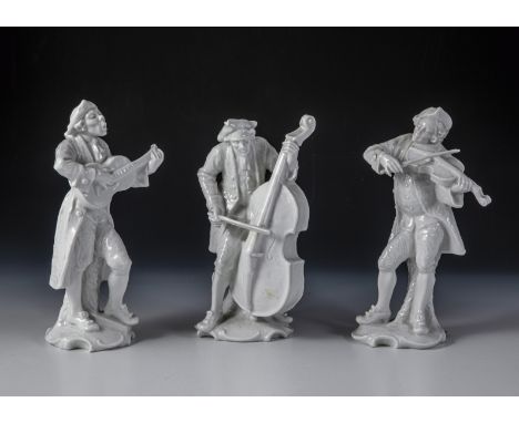 3 Musikanten Karl Himmelstoss (Entwurf), Rosenthal, um 1913 Weiß glasiert. Bogen der Bassgeige restauriert. Unterglasurgrüner