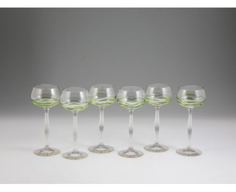 Sechs Stängelgläser ''Liane'' Theresienthaler Krystallglasfabrik, 1902 Farbloses Glas. Kuppa mit aufgeschmolzenem Fadendekor 