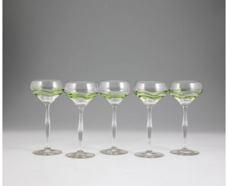 Fünf Stängelgläser ''Liane'' Theresienthaler Krystallglasfabrik, 1902 Farbloses Glas. Kuppa mit aufgeschmolzenem Fadendekor i
