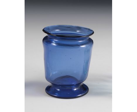 Kleines Apothekengefäß (Albarello) Alpenländisch, 18. Jh. Kobaltblaues Glas mit gestauchtem Stand, hochgestochenem Boden, Abr