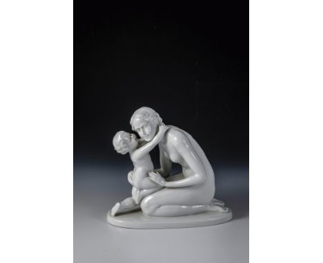 ''Mutterglück'' Karl Lysek (Entwurf), Rosenthal, um 1932 Porzellan, weiß glasiert. Bez.: K. LYSEK, unterglasurgrüner Manufakt