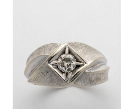 Mantelring mit Diamant-Solitär 585-er Weißgold ca. 7,1 g. Rautenförmiger satinierter Ringkopf, geriefelter Wellendekor geteil