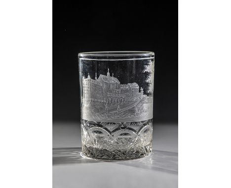 Zylinderbecher mit Ansicht von Schloss Altenburg Böhmen, um 1830 Bodenunterseite und Stand schliffverziert. Frontal im Rechte