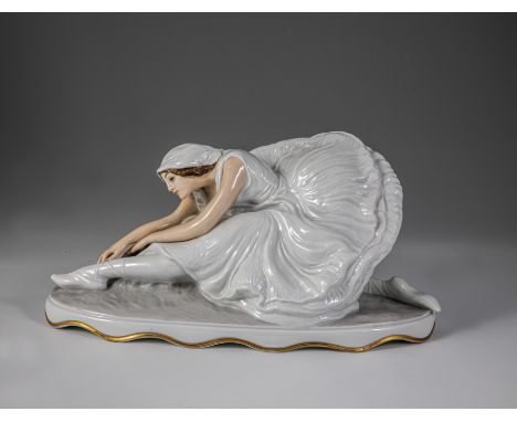 Sterbender Schwan (Anna Pawlowa) C. Holzer-Defanti (Entwurf), Rosenthal, 1919 Sparsame Aufglasur- und Goldstaffage. Rechter S