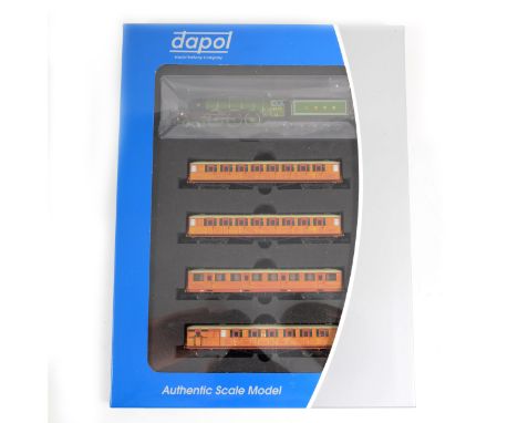 Dapol N gauge model railway train pack; 2S-011-001 A1 "Flying Scotsman" 4472 LNER apple green, with 4 Gresley teak passenger 