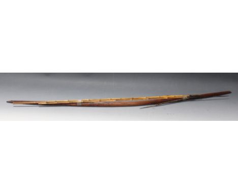 AN ANTIQUE AFRICAN HUNTING BOW, with a small quantity of arrow, L 149 cm