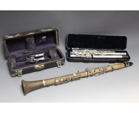 A VINTAGE CLARINET WITH NICKEL FITTINGS, together with a modern plated flute marked 'Ozzer'
