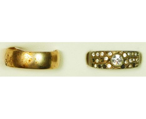 A 9ct gold wedding band, 4,5gm, R and a paste set ring. 