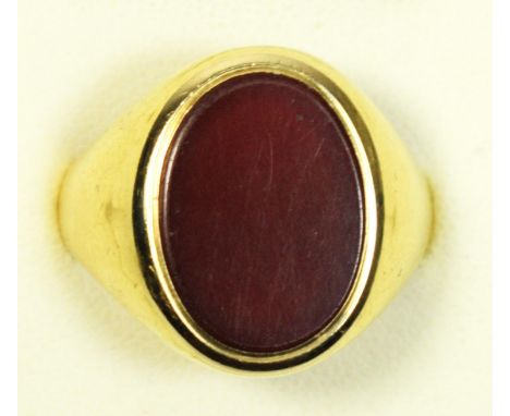 A 9ct gold and cornelian gentleman's signet ring, T, 9gm 