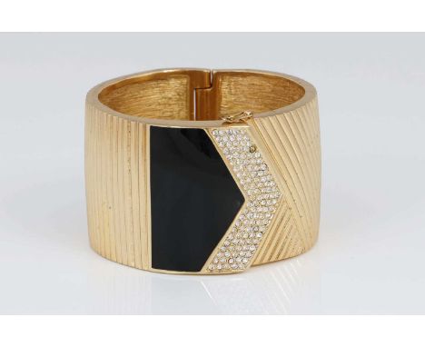 CHRISTIAN DIOR vintage Armspange vergoldetes Metall, breite Spange mit Streifendekor und pfeilförmiger Schließe, darauf farbl