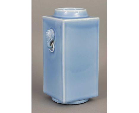 Chinesische Porzellanvase hochrechteckige Form auf eingezogenem Standring und gekehltem Hals, seitlich zwei Handhaben in Form