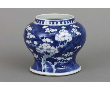 Chinesische Porzellanvase mit Kirschblütendekor hochbauchiger Amphorenkorpus, flächendeckendes Kirschblütendekor in Blau-Weiß