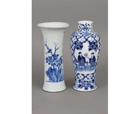2 chinesische Porzellan Vasen 1x Gu-Form mit Prunus- und Vogeldekor in Blau-Weiß-Malerei, 1x Amphorenform mit flächendeckende
