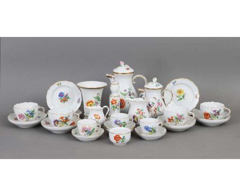 MEISSEN Kaffee-/Mokka-Restservice 2. Hälfte 20. Jahrhunderts, Form "Neuer Ausschnitt", polychrome Blumenmalerei mit Goldstaff