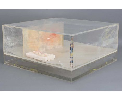 Robert GRAHAM (1938-2008) Plastik/Installation "Room" Acryl, Papier, Kunststoff, eckiger "Raum" auf Wasserbecken, darin ein a