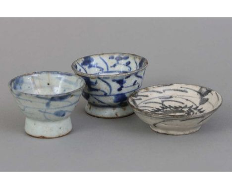 3 chinesische Porzellanschälchen mit Blaumalerei diverse Formen und Dekore in Blau-Weiß-Malerei, 1x mit Marke der Kangxi-Peri