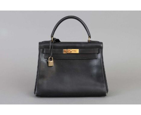 HERMÈS Handtasche Kelly bag 28 schwarzes Glattleder, vergoldete Hardware, ein kurzer Tragegriff, ein abnehmbarer Schulterriem