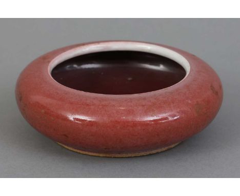 Chinesische Porzellanschale runde, bauchige Form mit eingezogenem Lippenrand, braun-rötliche Glasur, am Boden 6-Zeichen-Marke