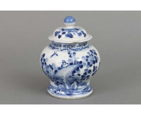 Chinesische Porzellan-Deckelvase hochbauchige Form, gehöhter Deckel mit Kugelknauf, schauseitig Päonien-, Vogel- und Insekten