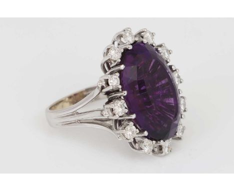 Cocktail Ring mit Amethyst 585er Weißgold, ein großer, oval geschliffener Amethyst, ca. 13ct., umringt von 12 Diamanten im Br