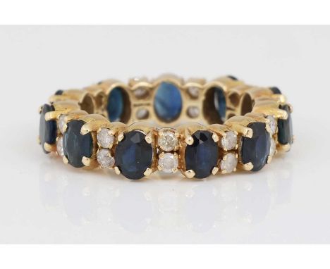 Memory-Ring mit Saphiren  Gelbgold mit 11 Saphiren im Ovalschliff (à ca. 0,30ct.), dazwischen je 2 kleine Diamanten im Achtka