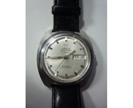 A GENTS OMEGA ELECTRONIC F300 HZ GENEVE CHRONOMETER WRISTWATCH, batch numerals with day and date aperture (boxed)