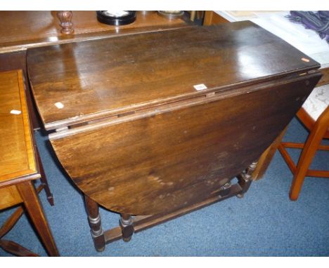 AN OAK GATE LEG TABLE