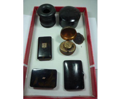 A MIXED LOT, to include an inkwell, a travelling inkwell, three snuff boxes and a powder box (6)