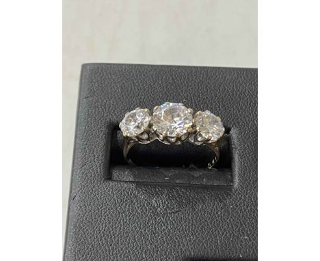 9 carat gold three stone ring, size O.