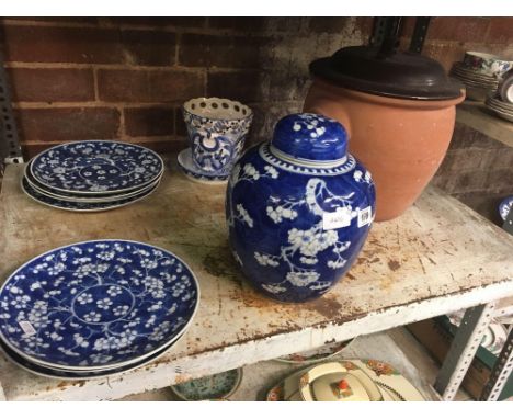 SHELF OF BLUE &amp; WHITE CHINESE PLATES (7), LARGE GINGER JAR (LID A/F) &amp; LARGE CROCK POT (CHIP TO LID)