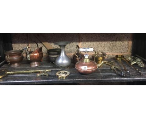 A SHELF OF VARIOUS COPPER &amp; BRASS WARE 