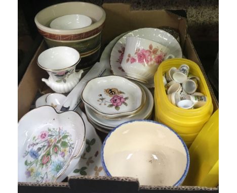 CARTON OF CERAMIC COLLECTOR THIMBLES &amp; VARIOUS PIN DISHES BOWLS ETC
