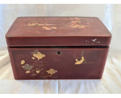 ORIENTAL LACQUERED TEA CADDY WITH HAND PAINTED DECORATION