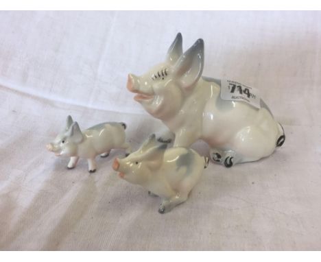 VINTAGE BESWICK PIG &amp; PIGLETS (852)