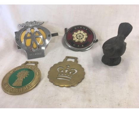 SMALL CARTON WITH AA BADGE, COPY WOMEN'S LAND ARMY HORSE BRASS, DUKE OF YORK ROYAL MILITARY SCULL, OLD BOYS ASSOCIATION CAR B