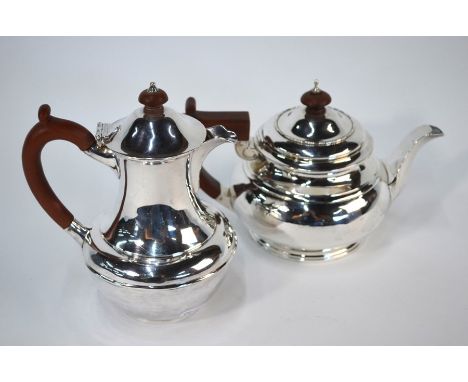 A silver teapot with composition handle and finial, Birmingham 1923, to/w a similar hot-water jug, London 1936 (2), 22.1 oz g