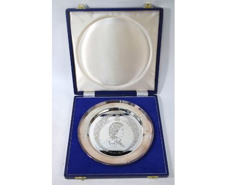 A silver 1977 Silver Jubilee commemorative plate with engraved portrait of HRH Queen Elizabeth, Roberts &amp; Dore Ltd., Lond