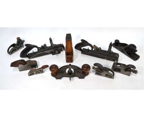 Various small vintage carpentry planes, including Record, Stanley &amp; Ibbotson, to/w a Stanley no.712 Router plane (1901 pa